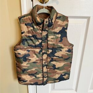 Gap reversible puffer vest camo fleece size 5 years
